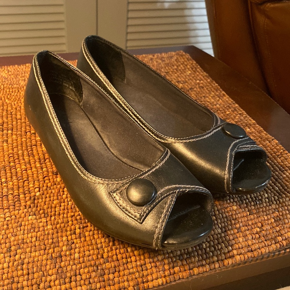 Clarks black pump peep toe